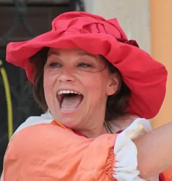 A Hold Színház vezetője, rendezője