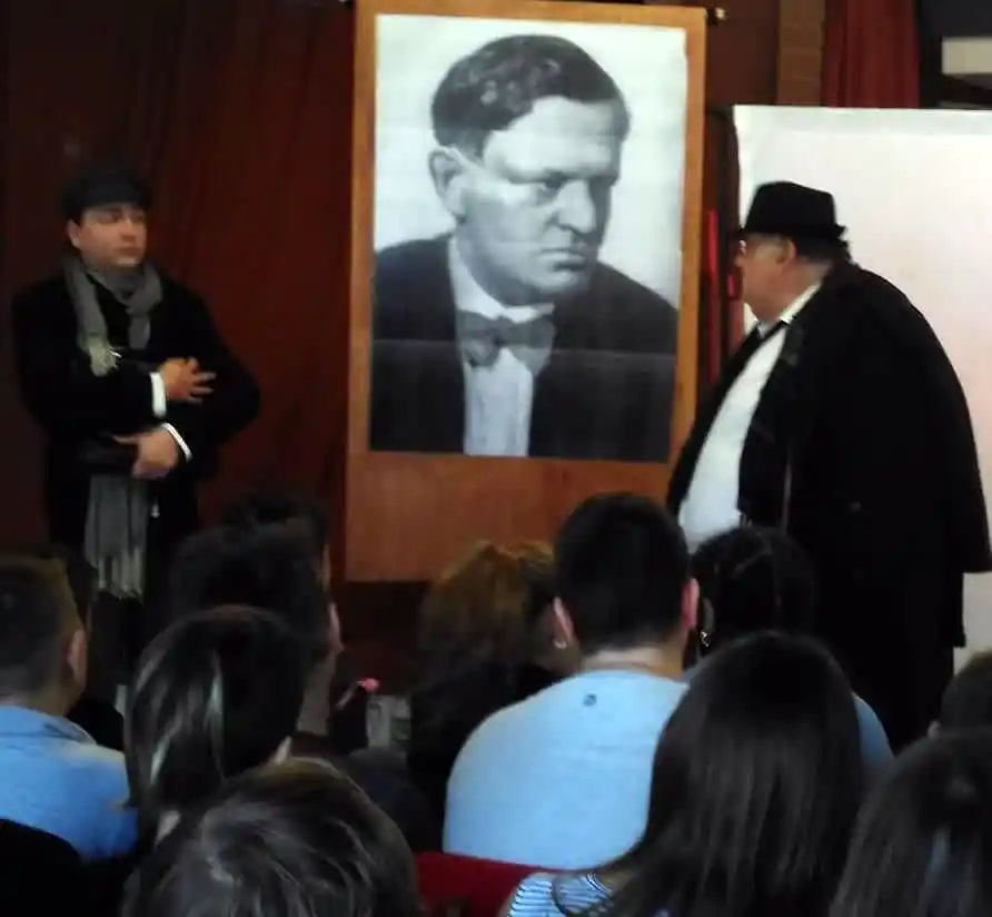 Tanár úr kérem előadás